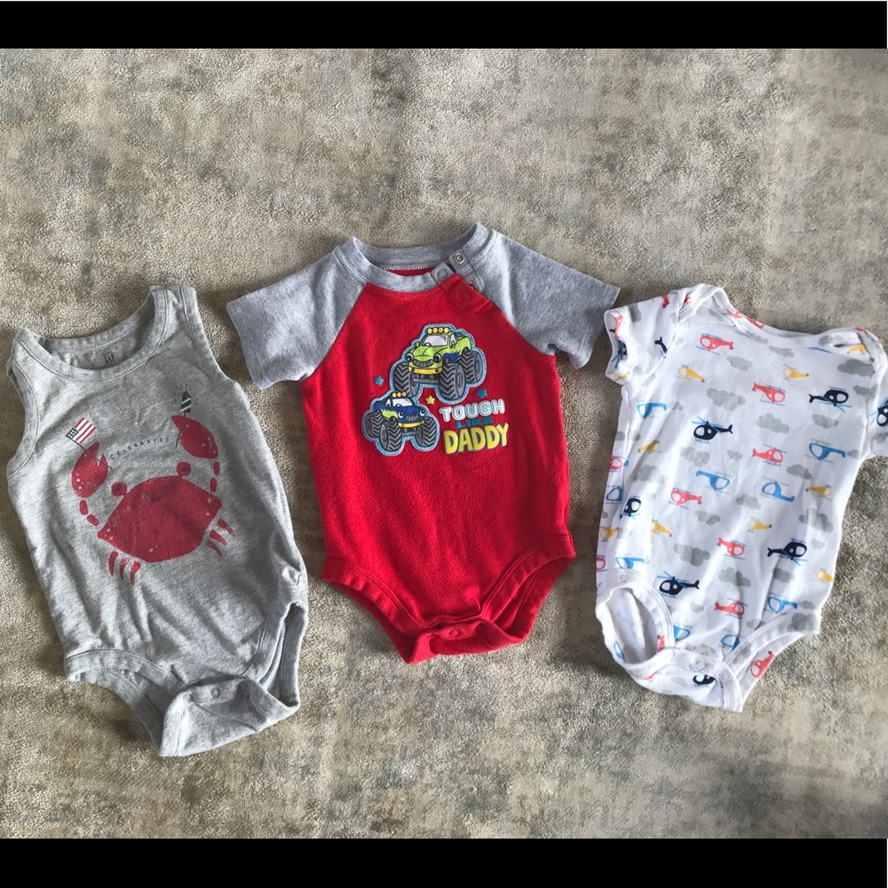 3 Onesies 6-12month